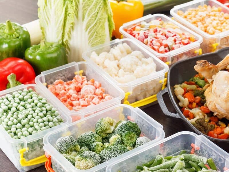plastics-food-containers-with-different-types-of-vegetable
